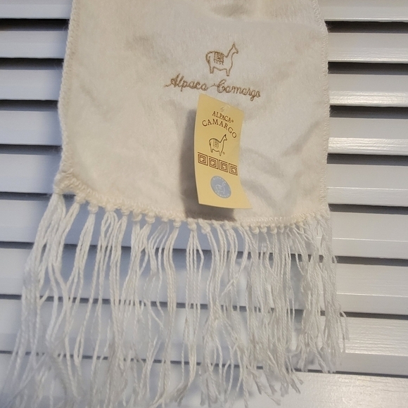 ALPACA CAMARGO NWT Long Tasseled Scarf. - Picture 2 of 10
